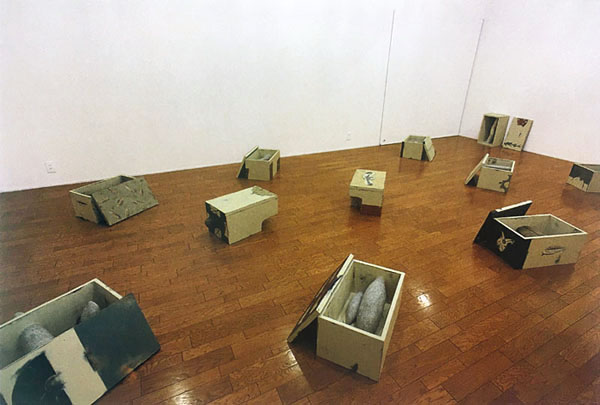 「コラボレーション：岡本敦生＋野田裕示」　2000年　ギャルリー東京ユマニテ会場風景
Collaboration: OKAMOTO Atsuo + NODA Hiroji, 2000, installation view at Galerie Tokyo Humanite